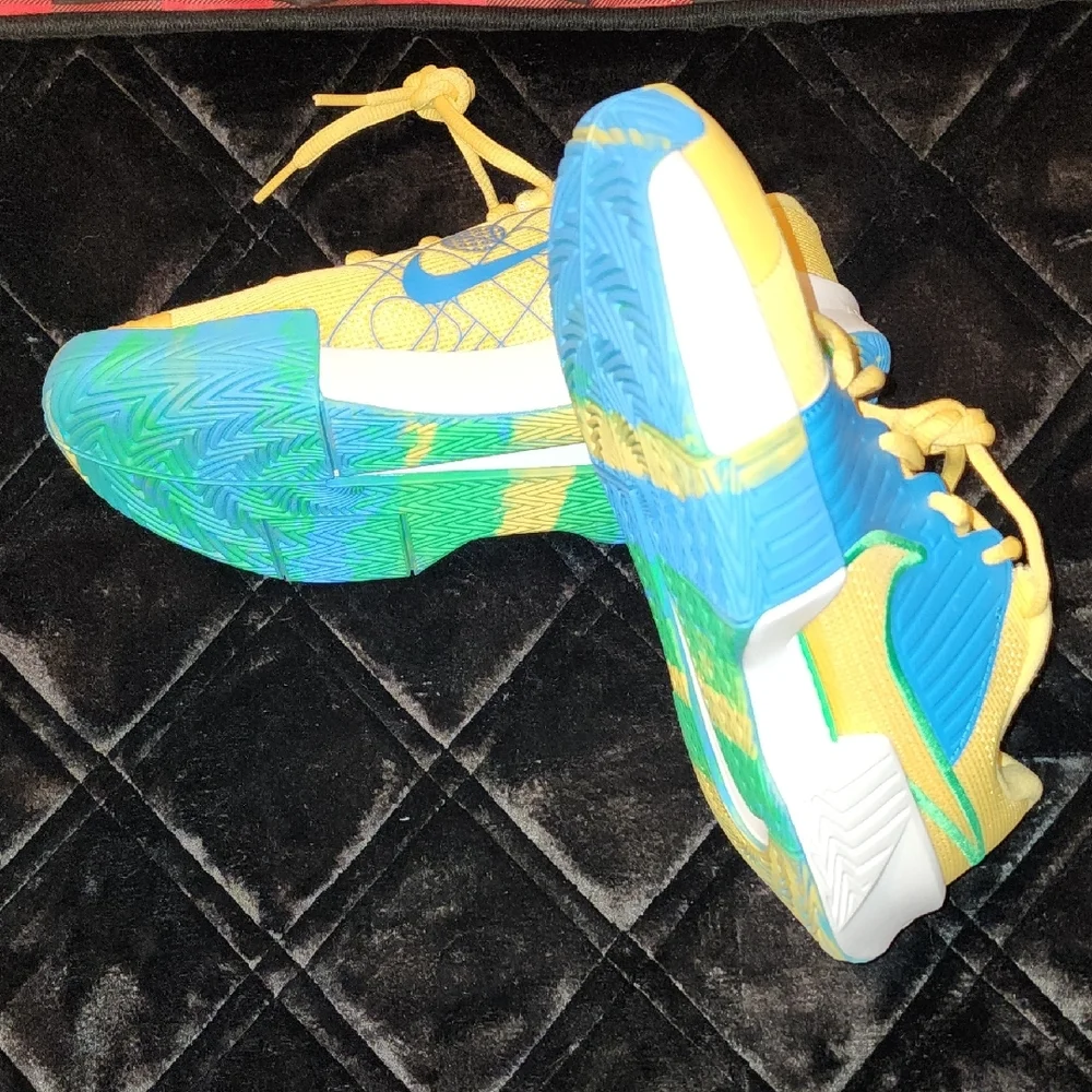 Nike Zoom Challenge Pickleball shoes In woman's size 8 - Picture 4 of 6